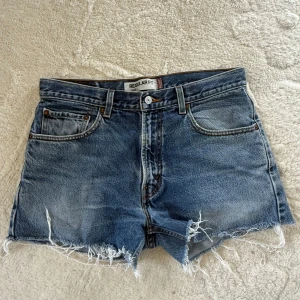 Levi's jeansshorts 505 - Klassiska blå jeansshorts från Levi's, modell 505 Regular Fit. Storlek W34 L32