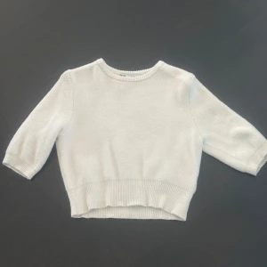 Stickad vit t-tröja  - Jättefin stickad Stockholmstilströja från Zara! Säljer för att den inte kom till användning. Skriv om ni vill ha mer bilder eller mått!💕💕