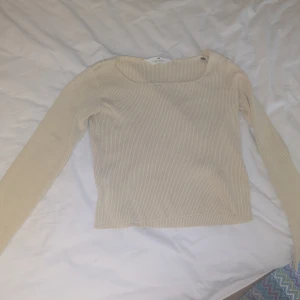 Ljus gul fin tröja  - Säljer en gul ribbad tröja från HM. Jätte fin och perfekt till sommaren ❤️