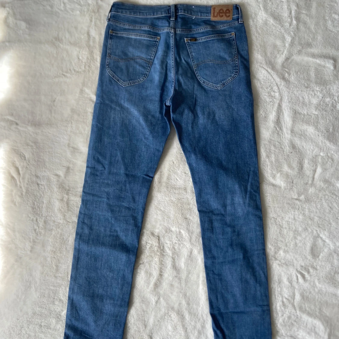 Säljer jättesnygga klassiska blåa jeans från märket Lee - 1