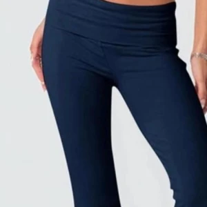 Marin blå fold over byxor - Jätte gulliga byxor, low waist och bootcut, säljer dock för att jag aldrig använder de. Den har endast varit använd 2 gånger och är i gott skick. (Första bilden är inte min men det är samma passform)