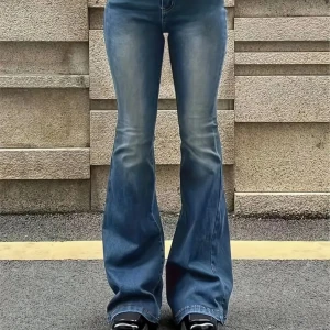 Blå bootcut jeans  - Snygga blå jeans med bootcut passform. Jeansen har klassisk femficksdesign och en lätt tvättad look framtill och baktill. Perfekta för en trendig och avslappnad stil.