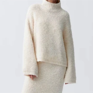 Beige fluffig polotröja - Mysig och oversized beige polotröja med fluffig textur. Tröjan har långa ärmar och hög krage. Tyvärr har den ett hål som kan visas närmare annars är skicket bra💕