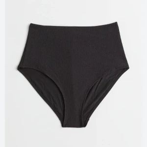 Svarta ribbade bikinitrosor med hög midja - Snygga svarta bikinitrosor med hög midja och ribbad struktur. Perfekta för dig som vill ha en klassisk och stilren look på stranden eller vid poolen.
