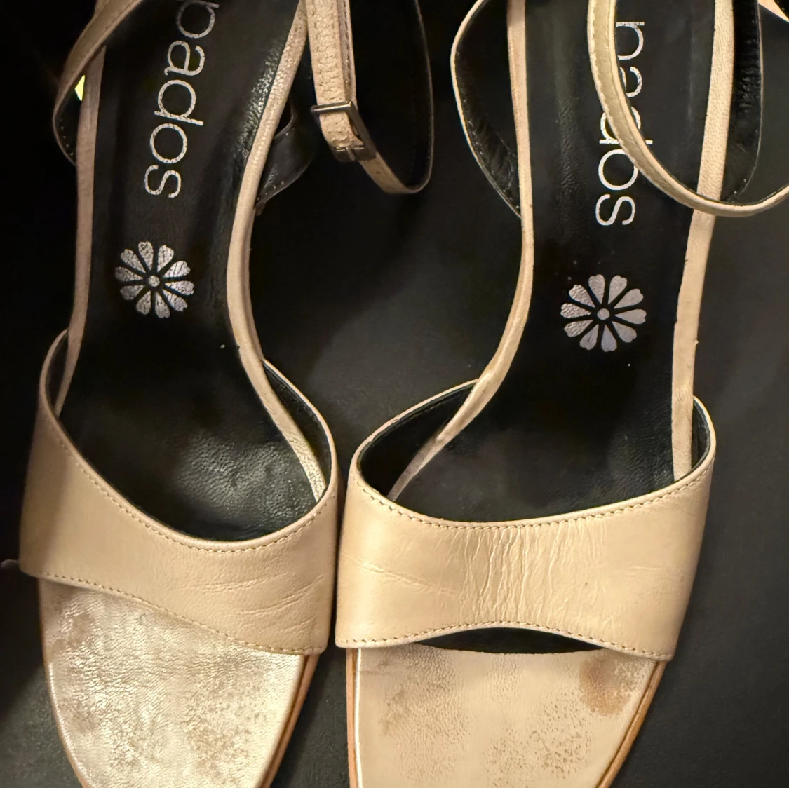 Beige sandaler med klack från Pados - 1