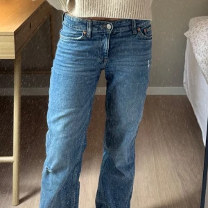 Blå raka jeans  - Klassiska blå jeans med rak passform och normal midja