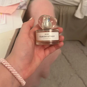 Fearless Optimist parfym  - Parfym från hm” fearless optimist”. Doftar jättegott av fruktig, fräsch blomma. Nästan oanvänd🩷☺️
