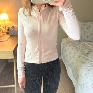 Ljusrosa zip-jacka - Säljer en ljusrosa jacka med dragkedja framtill