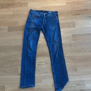 Replay jeans grover  - Säljer ett par klassiska blå jeansbyxor från Replay, modell Grover. Bara å skriva vid funderingar 