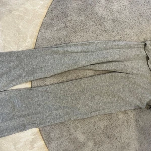 gråa yoga pants - säljer gråa yoga pants från gina young i storleken 146/152. knappast används eftersom jag råka köpa förliten storlek 