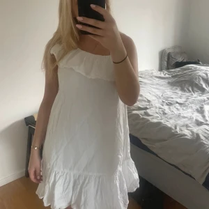 One shoulder klänning  - Kort One shoulder klänning, perfekt till sommaren. Den har även ett band kan ha över ena axeln. Endast använd 1 gång. Den är i storlek 158 men passar mig som bär xs/s