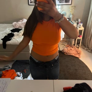Orange topp -  Säljer den här as snygga orange tröjan 🧡aldrig använt den💕 skriv för mer frågor💕☺️PRIS GÅR ALLTID ATT DISKUTERA!!!!