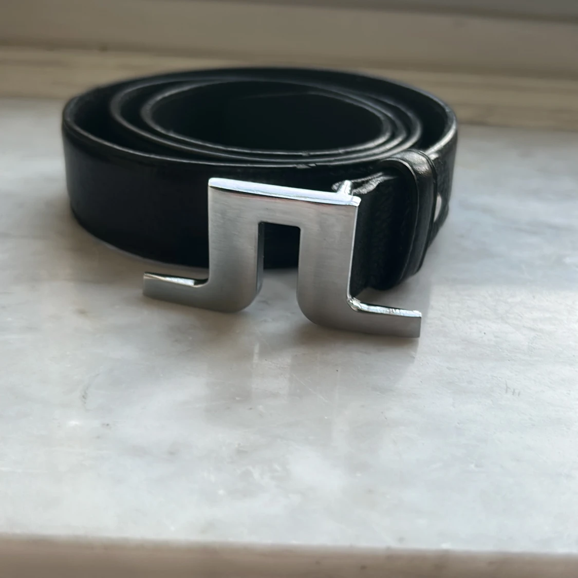 Svart läder bälte från J.Lindeberg