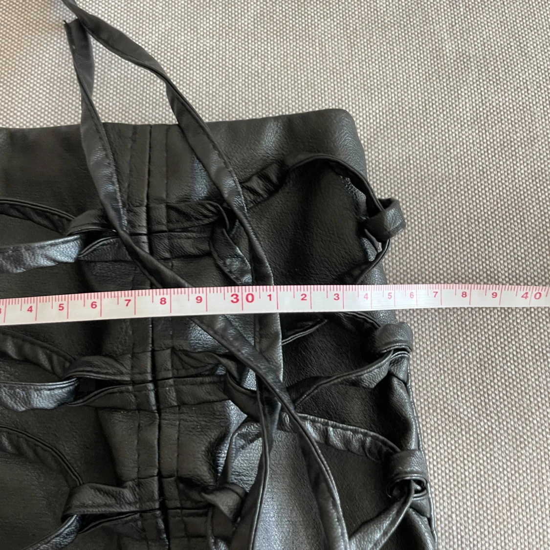 Svart kjol med snörning i skinnimitation - 4