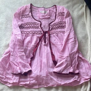 En ljus rosa blus med vin röd brodering från Odd Molly - Detta är en fin ljus rosa blus med vin röd brodering, storleken är 0 och den är perfekt för sommar eller vår väder. ☀️