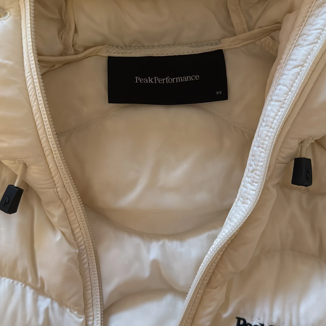Vit dunjacka med huva från Peak Performance - 1