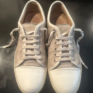 Lanvin - Tja säljer nu dessa jävligt feta landvind i en unik och väldigt fräsch colorway, dem har tecken på användning men inga som helst skador. Tyvärr inget OG. Bara höra av dig vid eventuella funderingar!