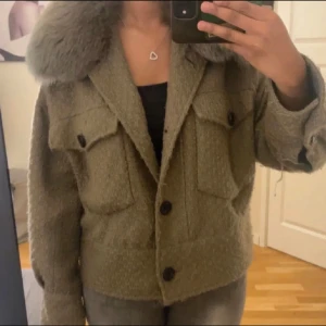 Meotine jacka  - Säljer en äkta Meotine jacka i grön/brun färg storlek Xs. Den är lite slitig vid knapparna och är nopprig men går att ta bort med noppbortagare! Därför är priset rätt så långt, men fortfarande en väldigt fin jacka!💗