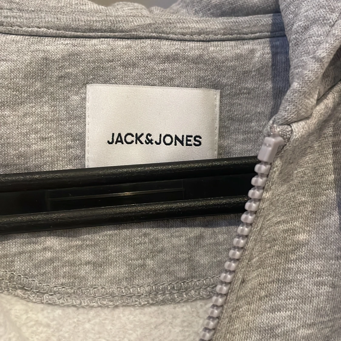 Grå hoodie med dragkedja från Jack & Jones - 1