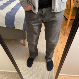 Svart gråa jeans från Jack & Jones - Snygga grå jeans från Jack & Jones i modellen Relaxed/Chris. De har en avslappnad passform och är perfekta för en casual look. Storlek: W33 L32 Här är länken till de jeansen jag säljer https://www.jackjones.com/sv-se/product/12262650_2103/avslappnad-jeans 