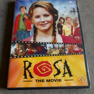 Rosa: The Movie - DVD med filmen 'Rosa: The Movie' som handlar om tonårstjejen Rosa och hennes drömmar om att bli popstjärna. Omslaget har bilder på Rosa och hennes vänner samt scener från filmen. Svensk ungdomsfilm med musiktema. Inplastad