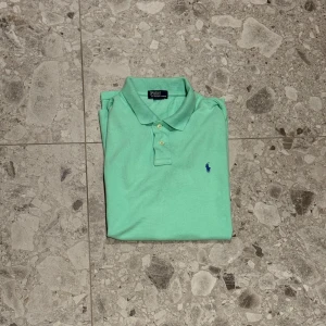 Mintgrön pikétröja från Polo Ralph Lauren - Snygg mintgrön pikétröja från Polo Ralph Lauren. Ett väldigt bra val till sommaren. Dock så är lapparna bortklippta därav priset. Men det är en storlek S. Nypriset är ca 1500kr.