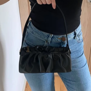 Svart väska - Svart axelväska från Asos.