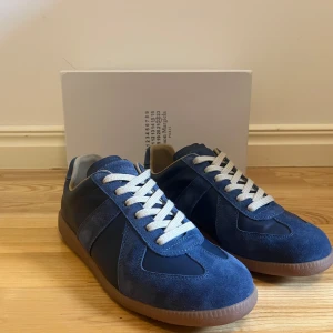 Maison margiela - Hej säljer ett par riktigt feta masion margielas. Storlek 43, nyskick endast testade 1 gång . Säljer pågrund av att dom är för små. Skicka vid minsta fundering