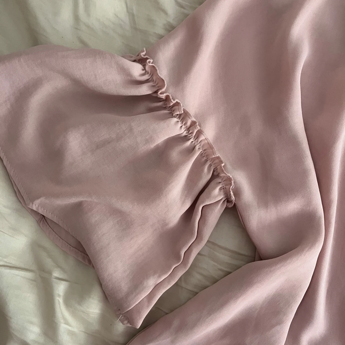 Ljusrosa blus med volangärmar  - 2