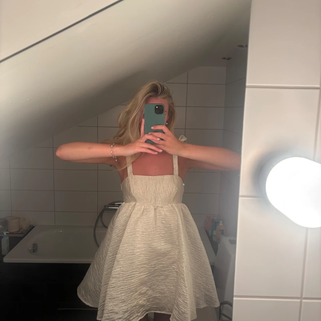 Ljus kortklänning med struktur - 1