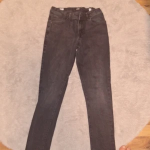 Svarta jeansbyxor från Jack & Jones - Säljer ett par svarta jeansbyxor från Jack & Jones. Byxorna har klassisk femficksdesign, normal passform och raka ben. Perfekta till vardags och enkla att matcha med olika stilar.