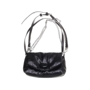 Svart axelväska från Zara med kedjedetaljer - Säljer en svart axelväska från Zara med glansig finish och silverfärgade kedjor som axelrem. Väskan har en mjuk, puffig form och justerbar rem i skinnimitation. Perfekt för att lyfta din outfit med en fin detalj.