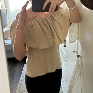 Beige offshoulder topp - Beige offshoulder blus från Zara i storlek M