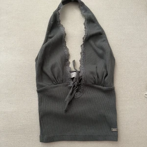 Mörkgrå halternecktopp - Säljer den här otroligt fina toppen!! Aldrig använd helt ny