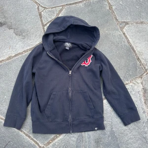 Svart hoodie med röd logga från '47 - Säljer en marinblå tröja med Boston märket på sig, vet inte riktigt värdet på tröjan då de va väldigt länge sen jag köpte den, den va mycke använd innan men nu ligger den bara. Den är liten i storleken, skulle nog säga Xxs. Pris kan diskuteras