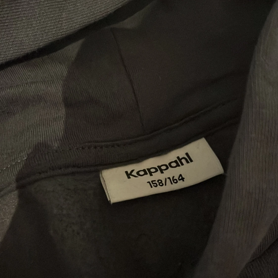Svart hoodie från Kappahl - 2