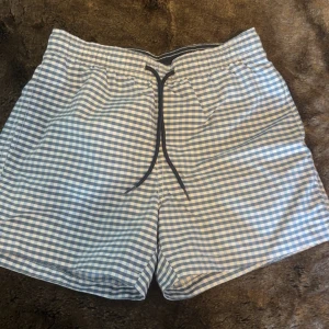 Blårutiga Badbyxor  - Hej! Säljer nu mina blårutiga badbyxor ifrån H&M, passar mellan storlekarna S-M. Pris kan diskuteras..