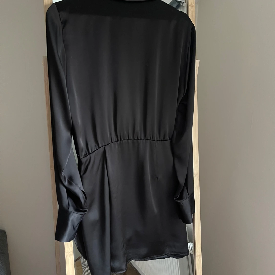 Svart omlottklänning i satin från Zara - 2