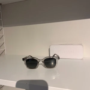 Chimi 02 grey - Snygga solglasögon från CHIMI. Endast använda en säsong. Kommer med originalfodral och putsduk. Hör av er vid minsta fråga🫵