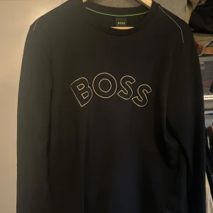 Hugo boss tröja - Tjena, säljer nu denna Hugo boss tröjan som är riktigt bekväm och lätt använd. Den passar till de mesta och sitter true to size i storlek S. Hör av er vid frågor elr funderingar, pris kan även diskuteras! Möts upp i Sthlm eller postar.