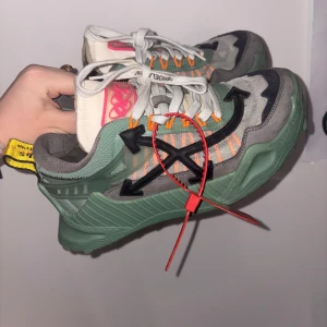 Off-White odsy 1000 - Säljer ett par Off-White odsy 1000, köpte de för 3000, och de hade sån skick, hade de på mig typ 2 gånger bara, har påse men ingen box