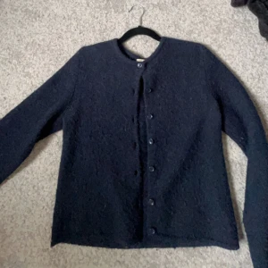 Stickad blå kofta  - En mörkblå stickad kofta från Gina Tricot. Nypris är 400kr och tröjan är i ett bra skick, lite nopprig men de går att ta bort💞 inte ett fast pris så de går att diskutera 