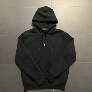 Polo Ralph lauren hoodie  - Hej, säljer denna tröja som är i toppskick!! |Inga defekter alls🙌 |Nypris ligger runt 2200kr och jag säljer den för 800kr‼️|Hör av dig vid minsta lilla fundering|