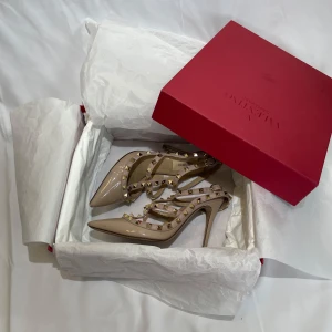 Valentino klackar  - Valentino Garavani || skick 7/10(har några defekter se på bilderna) || made in Italy 🇮🇹 || storlek 36 || nypris ca 12000kr mitt pris endast 3800kr || og box medföljer vid köp || pris kan diskuteras vid snabb affär!