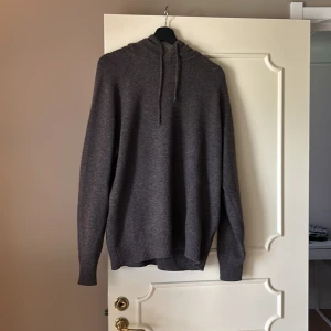Soft Goat hoodie - Mysig hoodie i kashmir från Soft Goat. Tröjan har huva med dragsko och ribbade muddar vid ärmslut och nederkant. Perfekt för kyliga dagar och en avslappnad stil. Pris går att diskutera.