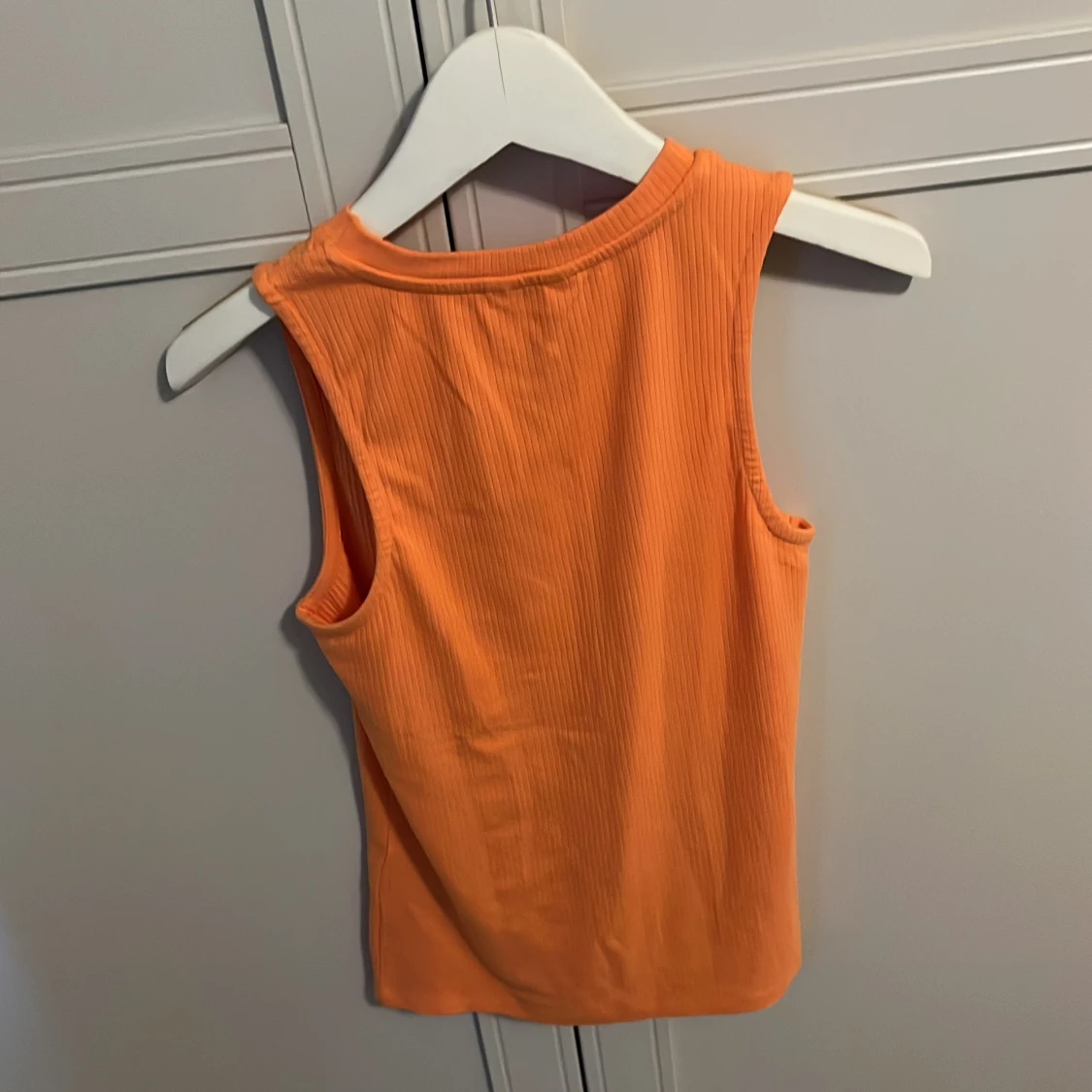 Orange ribbad linnetopp från Object - 1