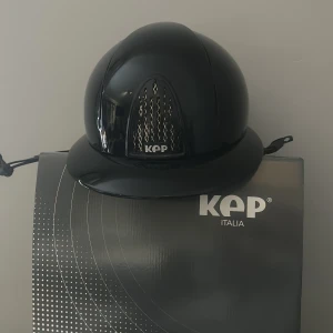 Kep ridhjälm - Helt ny kep smart polo polish hjälm, aldrig använd. Allt som jag fick med när jag köpte den medföljer. Pris kan diskuteras. Köpte den för 3500 kr och är som sagt aldrig använd så tänker mig ändå ett rimligt pris för den.