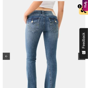 Low Joey flare jeans True Religion - Säljer ett par assnygga low waisted flare jeans från True Religion modell ”Joey flare”. Ser helt nyköpta ut då jag endast har använt de 1 gång. Modellen har utgått så dessa är helt unika😜‼️Pris kan diskuteras, Skriv privat vid intresse, tryck INTE på köp nu‼️