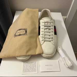 Gucci ace skor - Säljer nu ett par riktigt feta skor från Gucci ace, helt perfekta nu för sommaren. Skick är 8/10 med få slitningar, men syn på användning på sulan. Kom gärna med frågor och bud. Allt orginalt medföljer förutom box