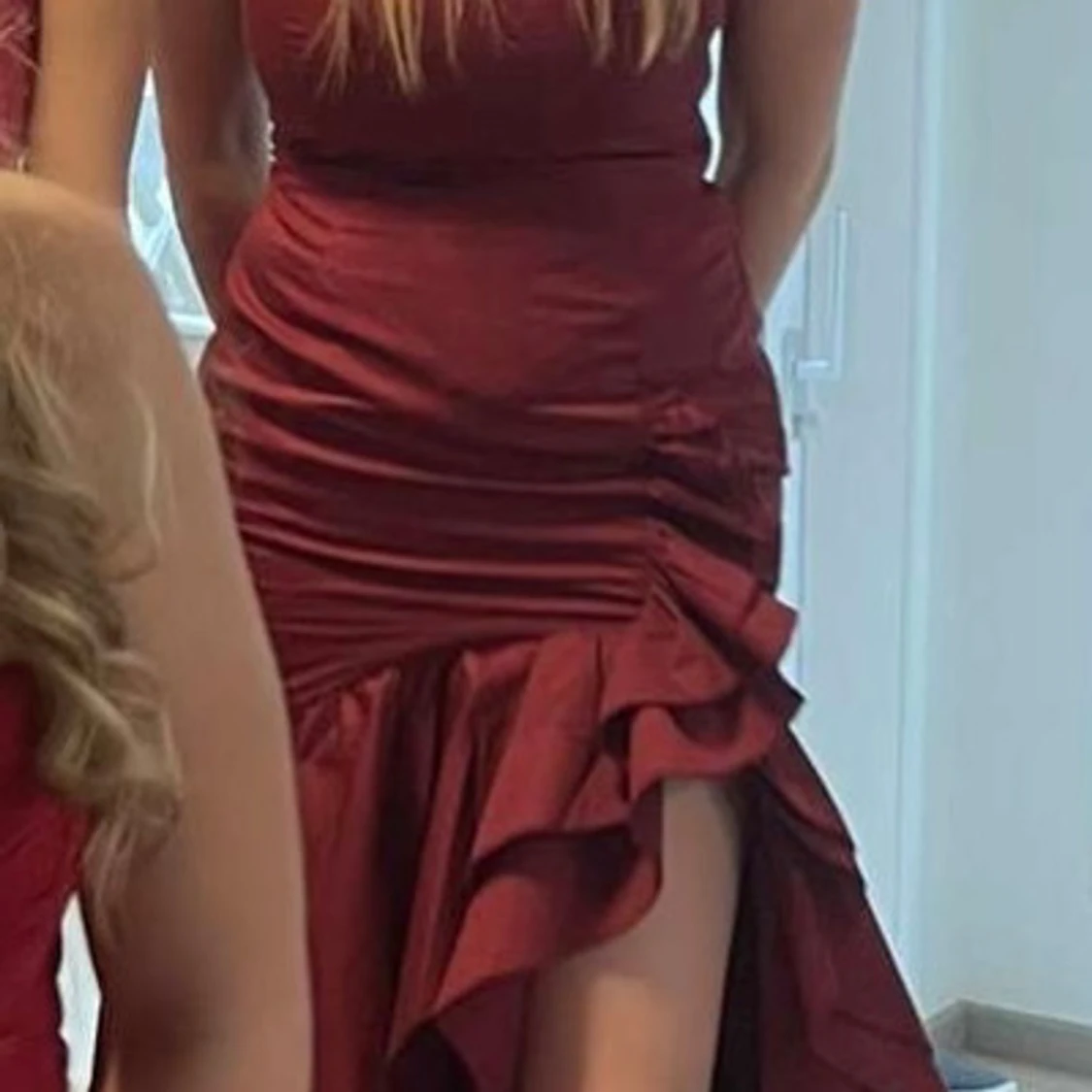 Bordeaux axelbandslös långklänning med volang - 3